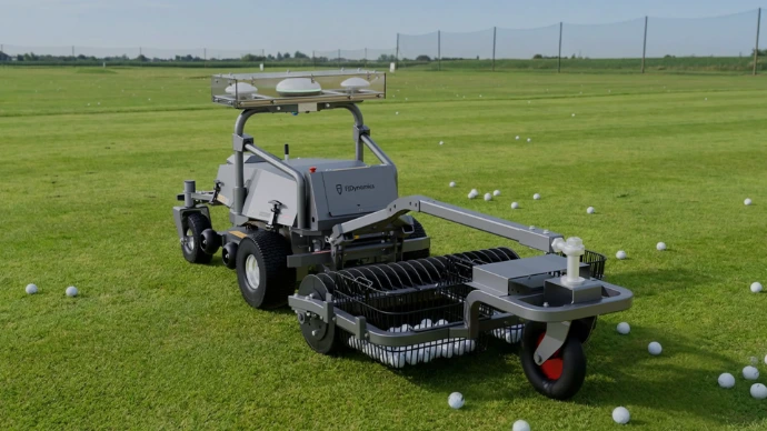 FJD RM21 på golfbana med golfbollplockare