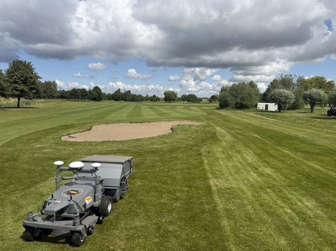 FJD RM21 på golfbana med autonom klippning