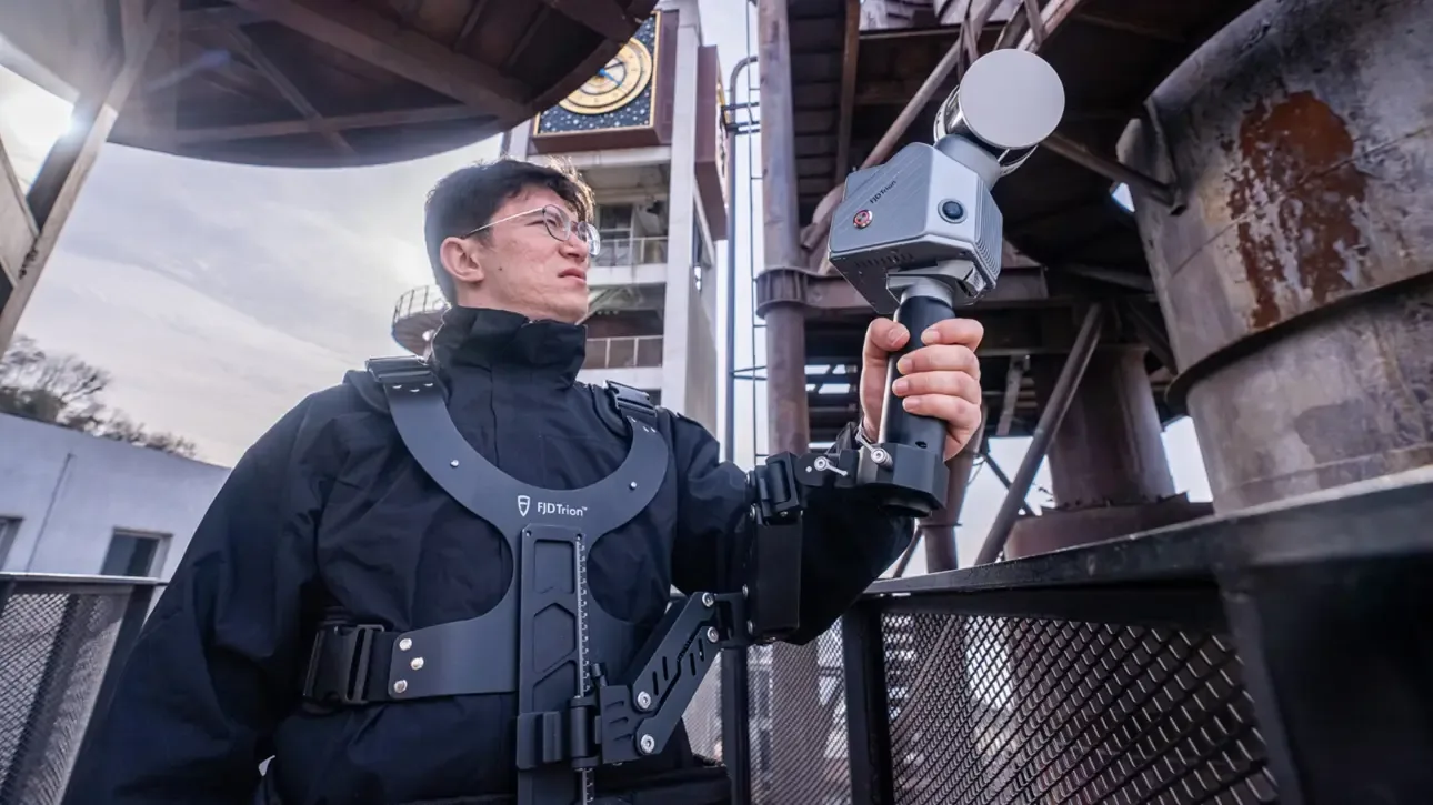 Worker wearing the stabilizing vest with S2
