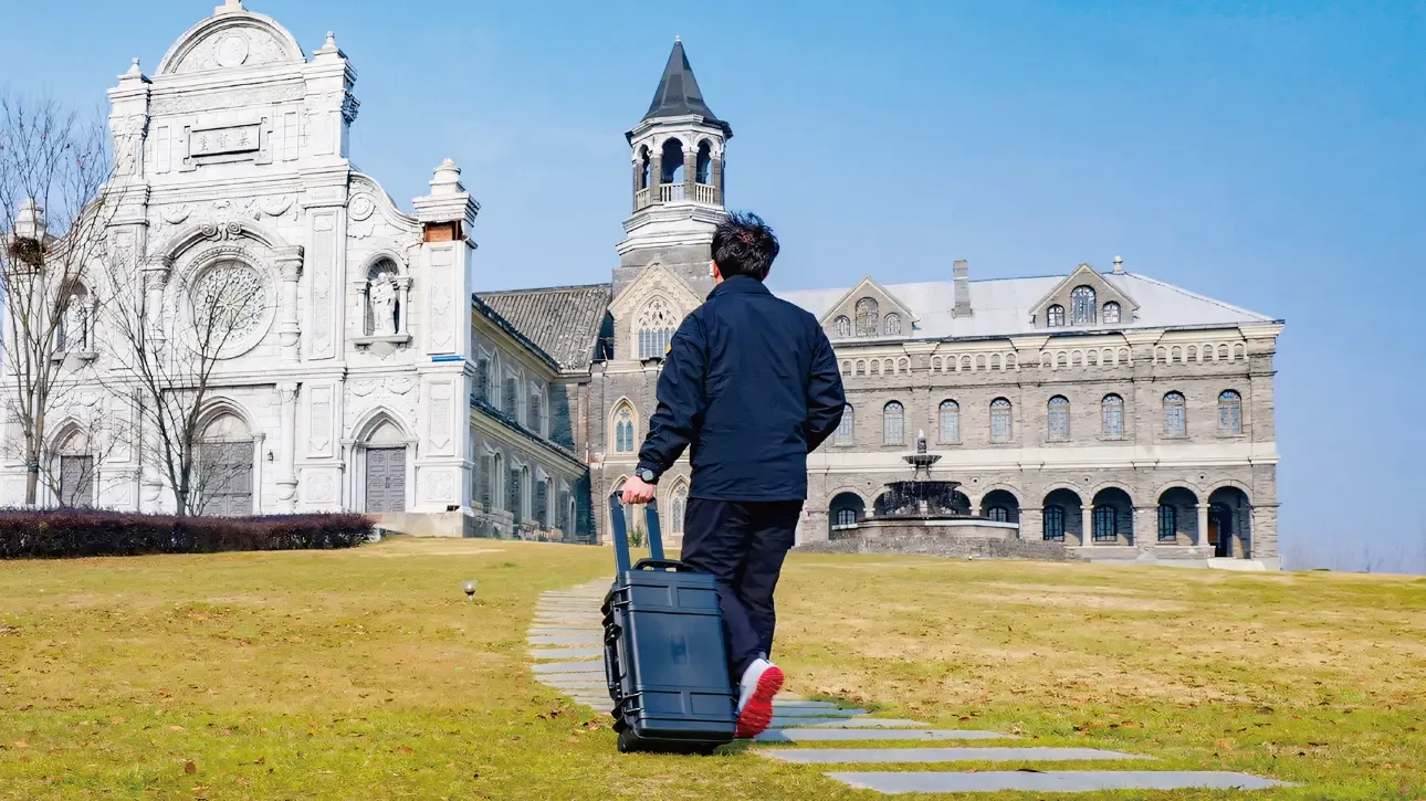Rolling suitcase for the S2