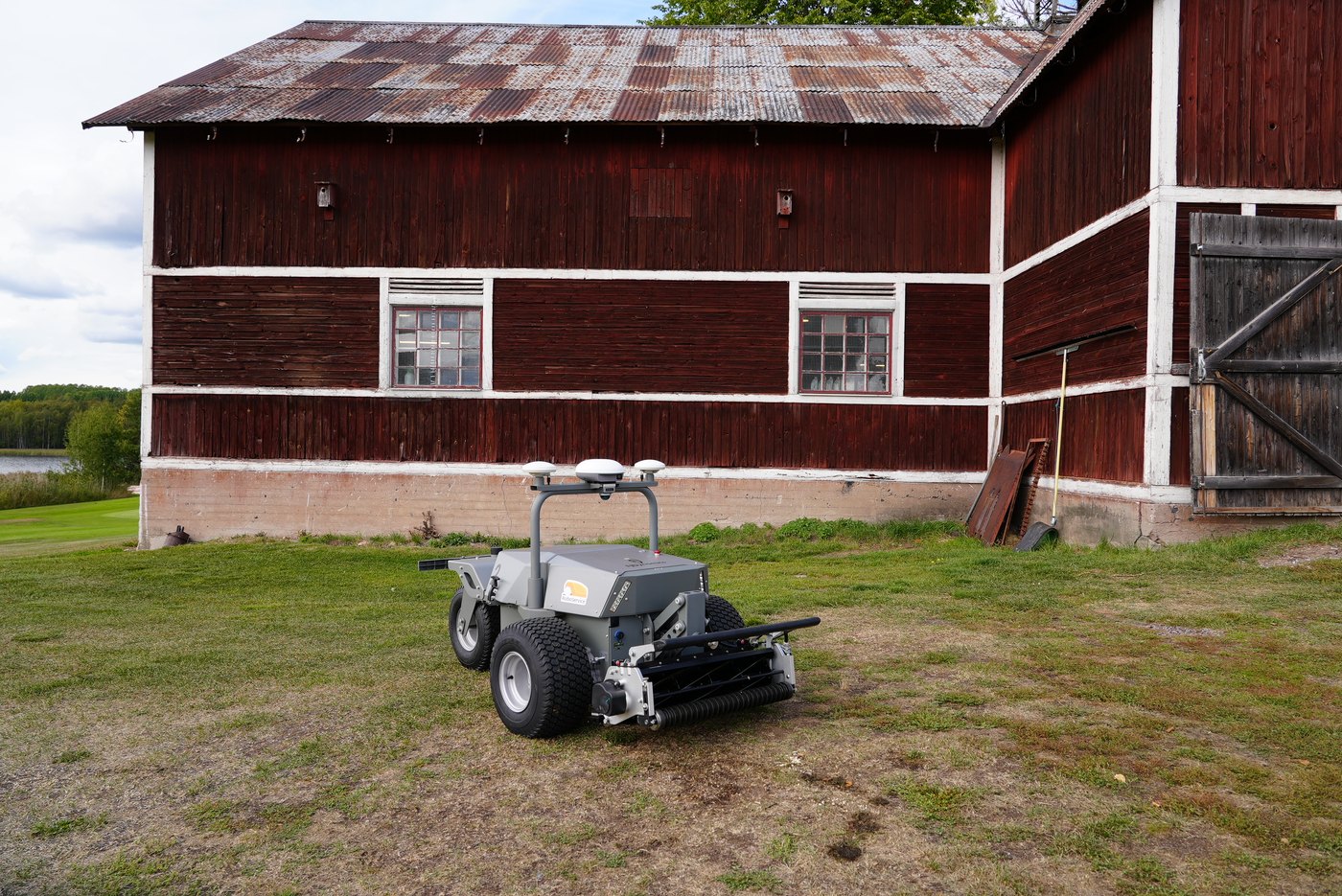 FJD RCM01 framför den gamla ladan på Hedemora Golfklubb