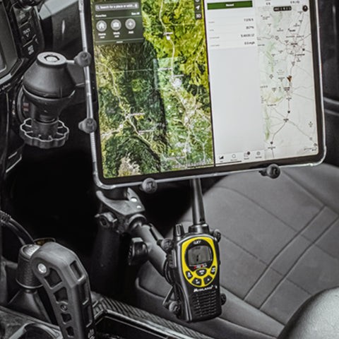 RAM klämfäste med en surfplatta som visar GPS-karta i en fordonshytt