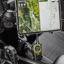 RAM klämfäste med en surfplatta som visar GPS-karta i en fordonshytt