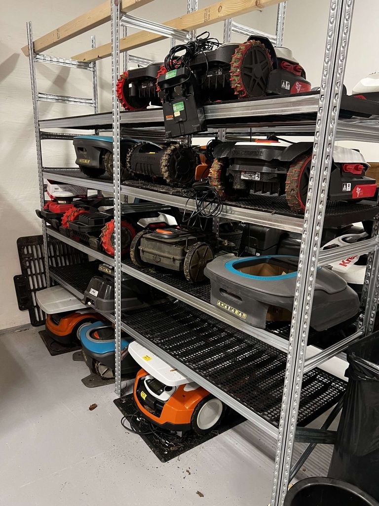Vinterservice av robotgräsklippare hos RoboService i Svedala